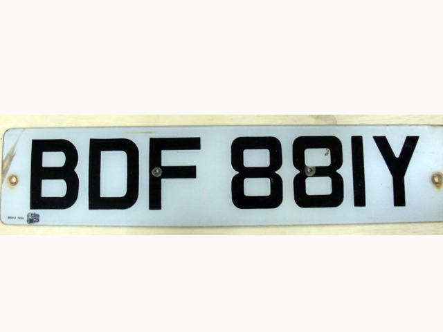 英国　ナンバープレート  BDF881Y オートモビリア　その他 カー・バッジ／プレート